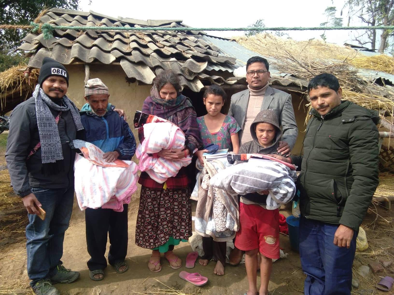 सामाजिक सञ्जालको प्रभाव- बाँकेका आइते बुढाको परिवारलाई सहयोग जुट्दै