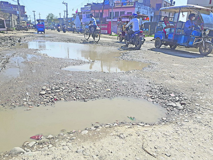 नेपालगन्जको मुख्य सडकको अवस्था  नै बेहाल