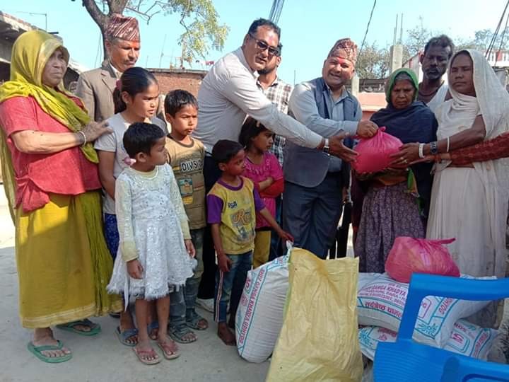 नेपालगन्जको वडा नम्बर १२ द्वारा बिपन्न परिवारलाई खाद्य सामाग्री सहयोग