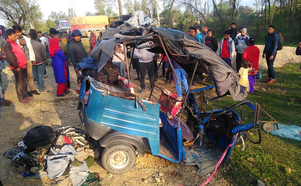 कोहलपुरमा बस र अटो ठोक्किदा एक जनाको मृत्यु, दुईजना घाइते