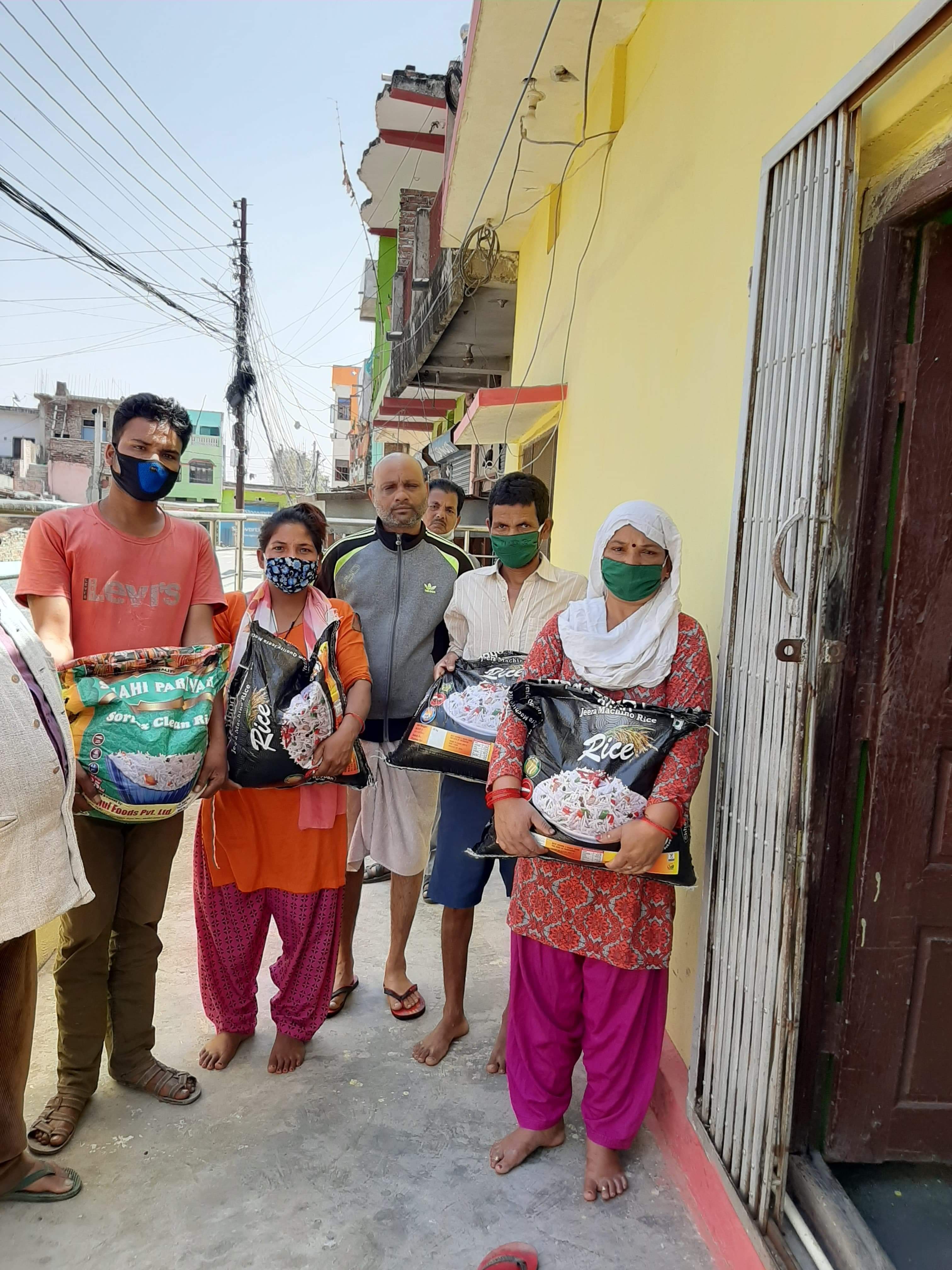 कोरोना:नेपालगन्ज ४ का अध्यक्ष बेहनाद्वारा ३२५ बिपन्न परिवारलाई राहत सामाग्री सहयोग