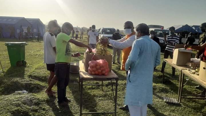 गोल्डेन एजद्वारा नेपालगन्जको दशगजा क्वारेन्टाइनमा अण्डा र फलफुल वितरण