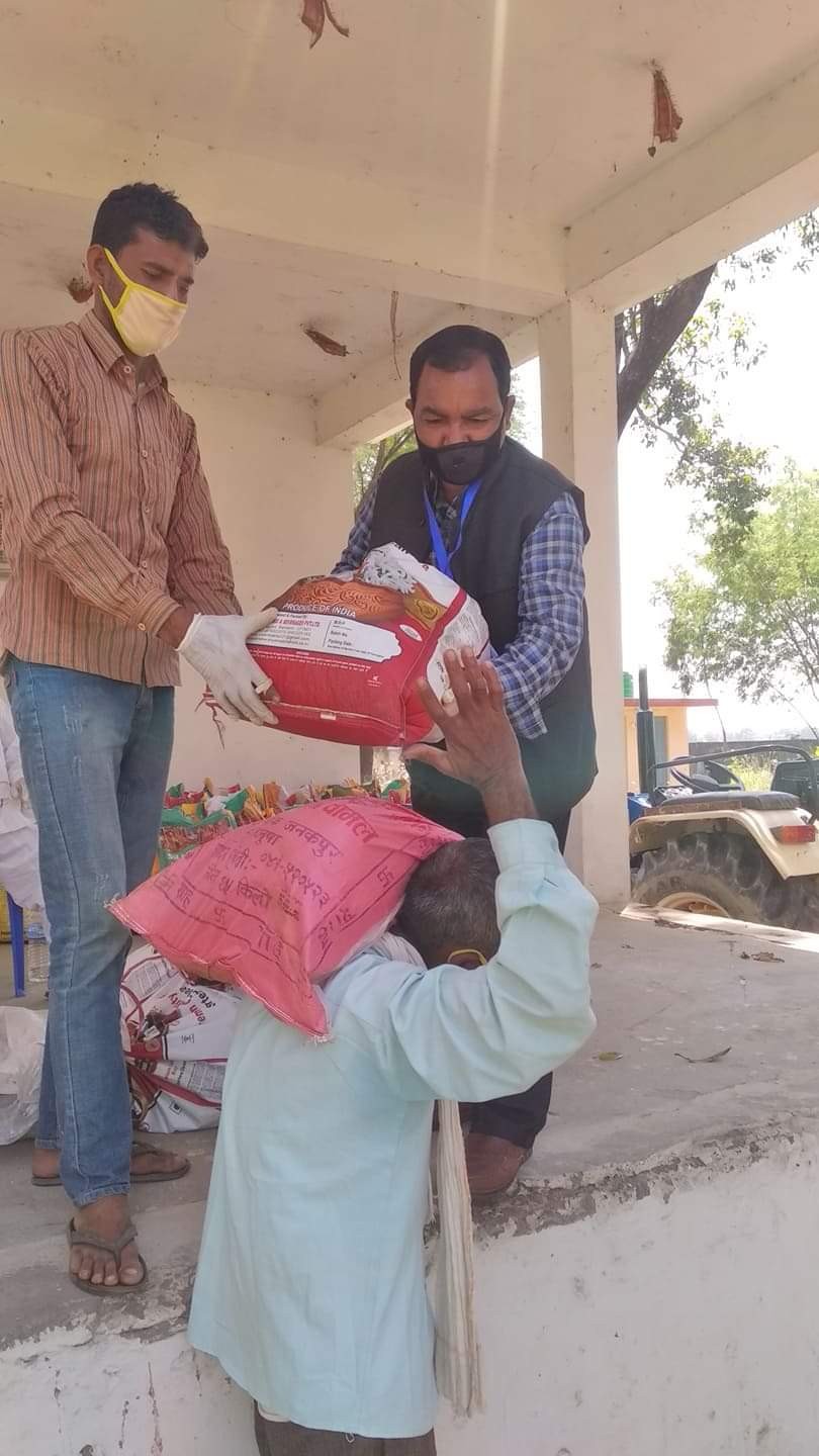 नेपालगन्जको वडा  नं २२ को किङ्गरियनपुर्वामा ३०० जनालाई राहत वितरण,सामाजिक दुरी कायम