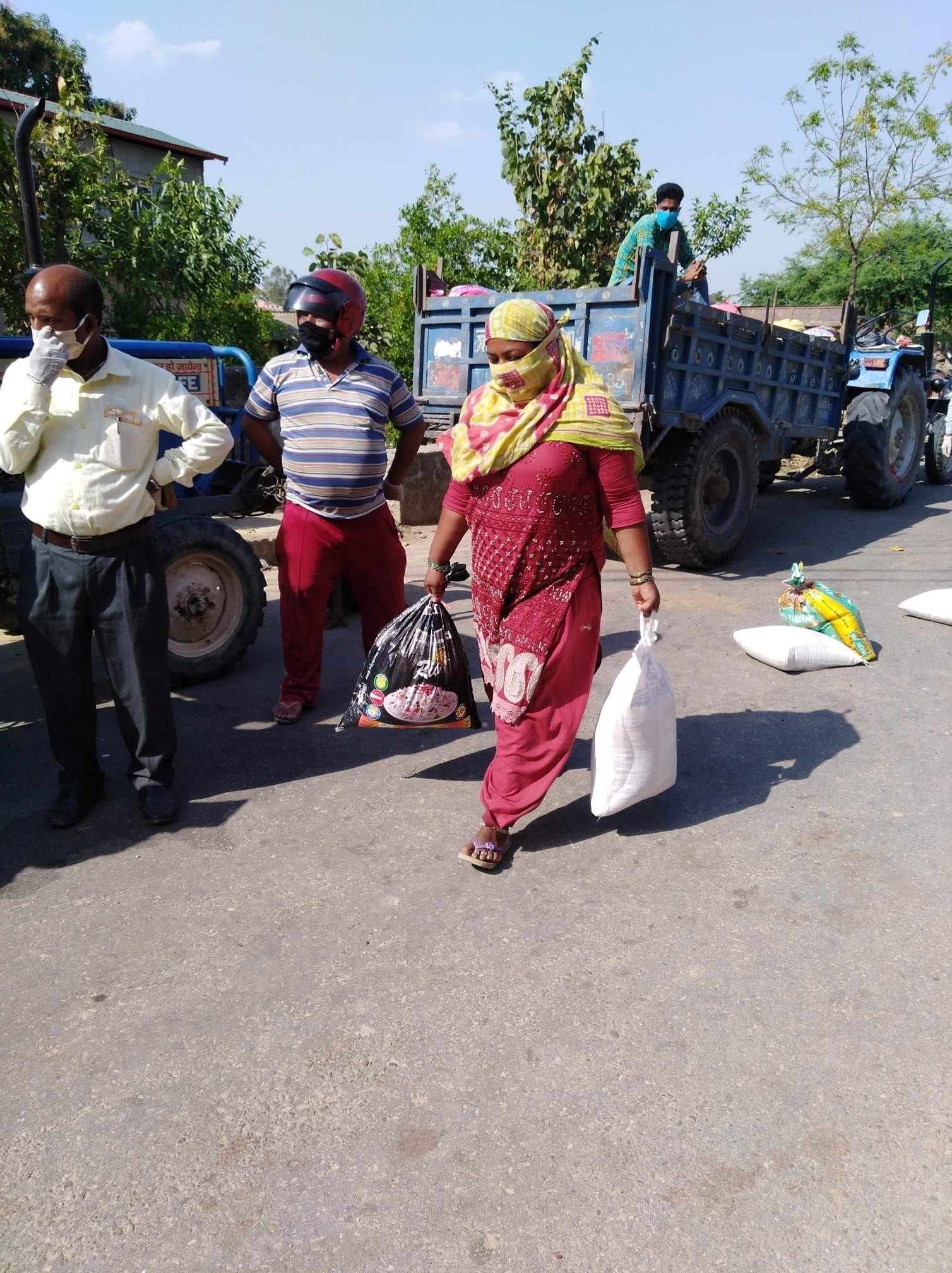 नेपालगन्जको वडा नं १३ मा बिपन्न परिवारलाई राहत वितरण कार्य सकियो