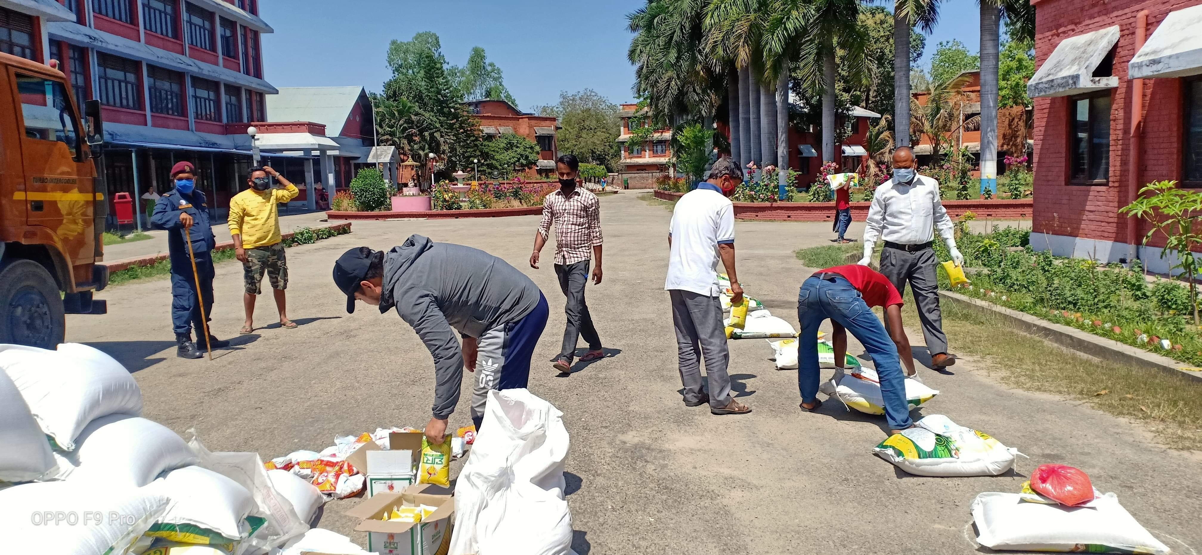 नेपालगन्ज १२ द्वारा पहिलो चरणमा २६० परिवारलाई राहत वितरण