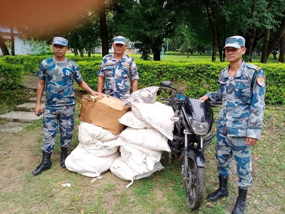 सशस्त्र प्रहरीले नेपालगन्जबाट बरामद गर्‍यो अवैध सुर्तीसहित भारतीय मोटसाइकल