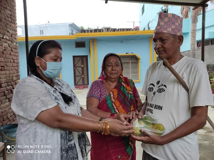 कार्यपालिका सदस्य शाहीले विवाह बर्षगाँठमा वृद्धवृद्धालाई बाडिन् फलफुल