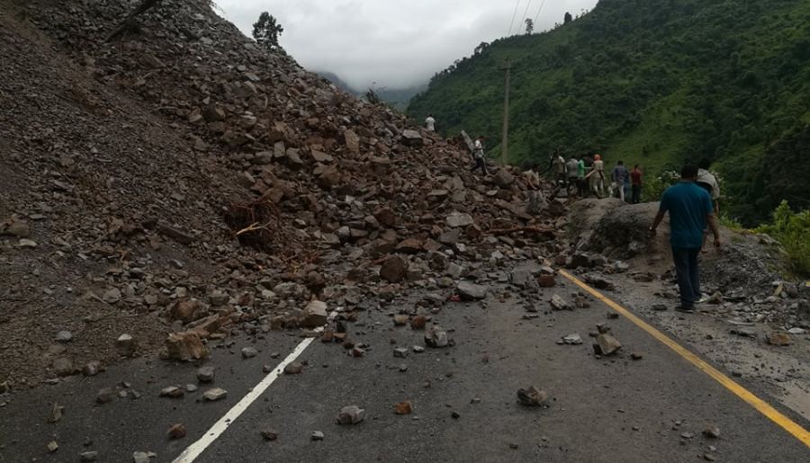 चारकिलोमा पहिरो खस्यो,  नारायणगढ-मुग्लिन सडकखण्ड अवरुद्ध