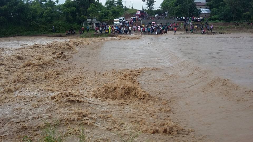 पत्रे खोलामा आएको बाढीले तुलसीपुर -घोराही सडक अवरुद्ध