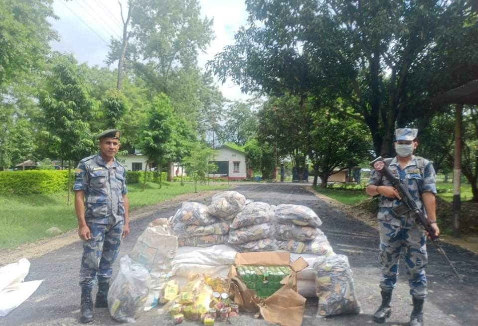 तस्करी बिरुद्ध खनिँदै सशस्त्र प्रहरी बाँके, सुर्तीजन्य सामग्री र लागूऔषधसहित एक पक्राउ