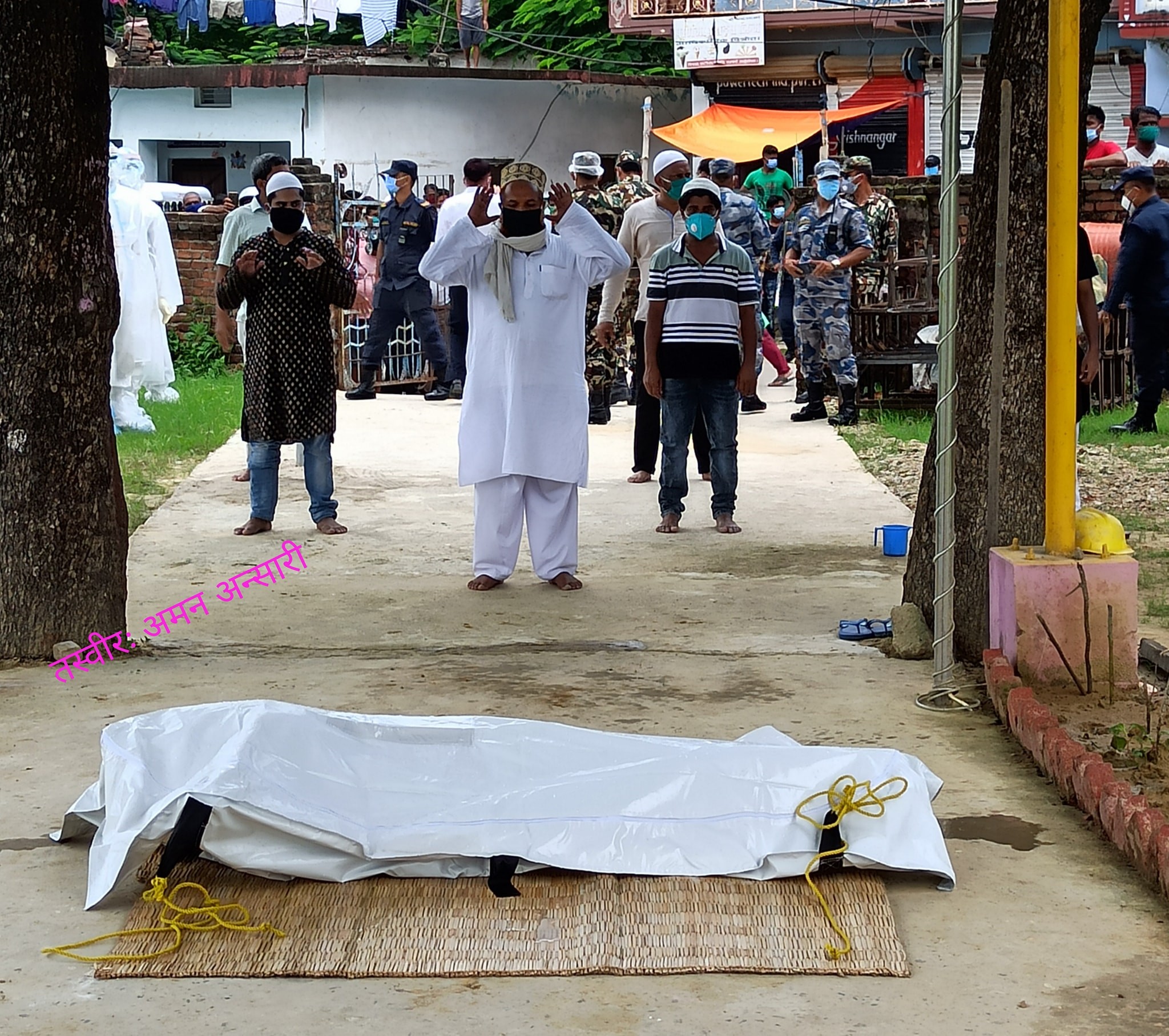 कोरोनाले मृत्यु भएका नेपालगञ्जका पुरुषको धार्मिक परम्परा अनुसार अन्तिम संस्कार