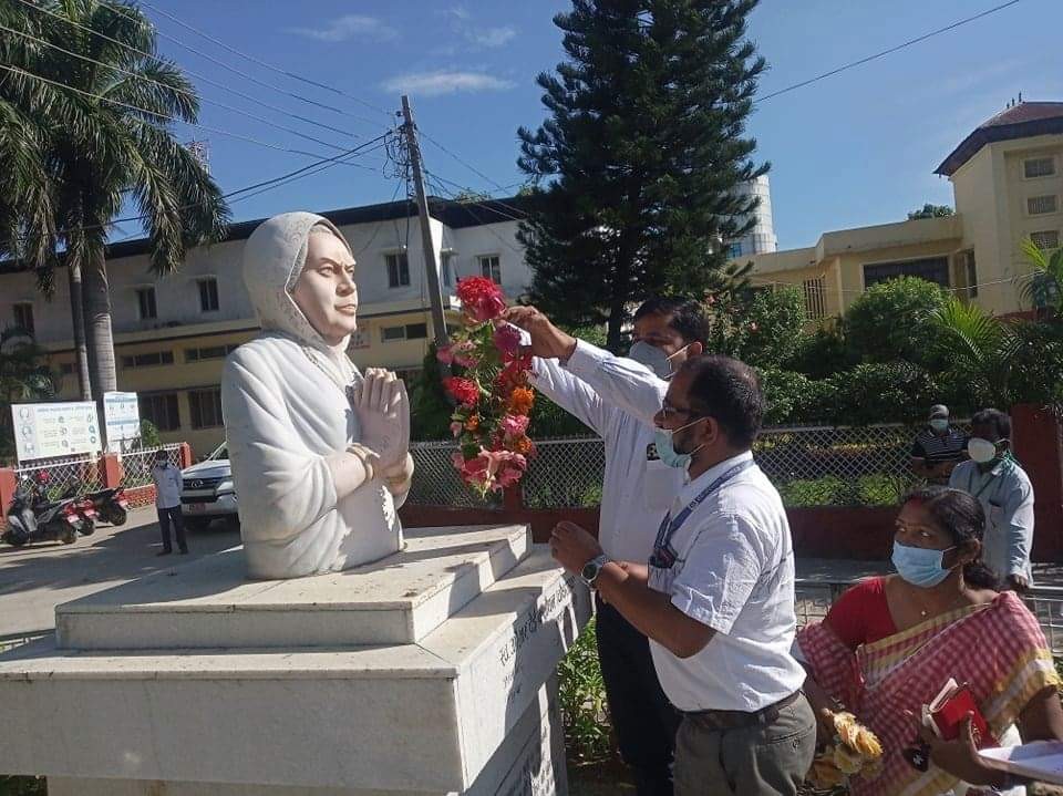 माल्यार्पणसहित औतारदेईको स्मरण