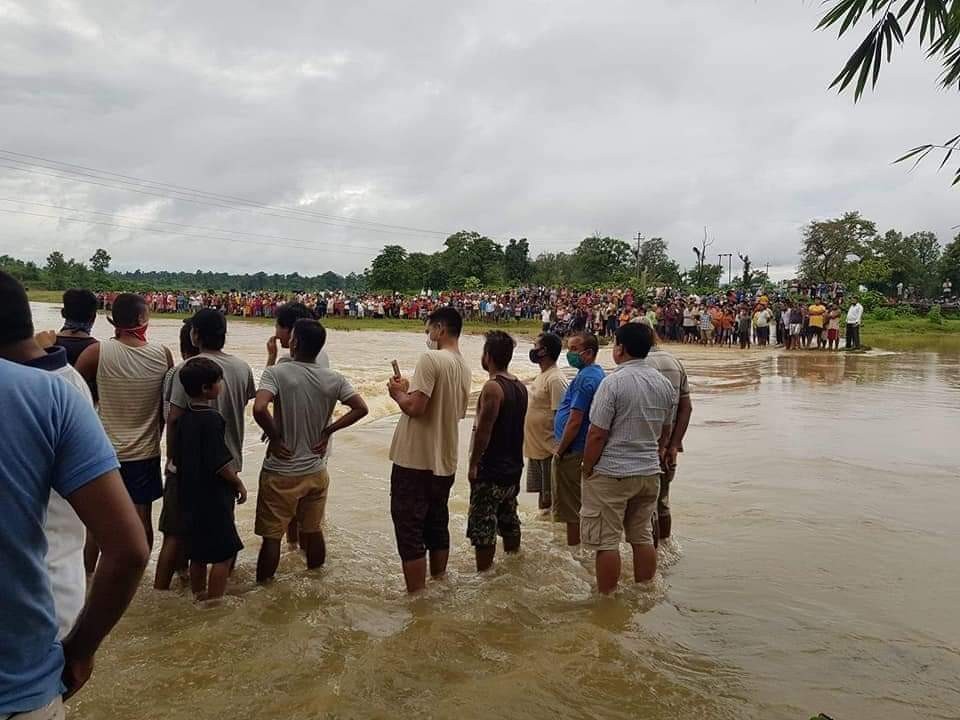 खोलाले बगाएर बेपत्ता भएका विद्युतका कर्मचारी मध्ये १ जनाको शब भेटियो,२ अझै बेपत्ता