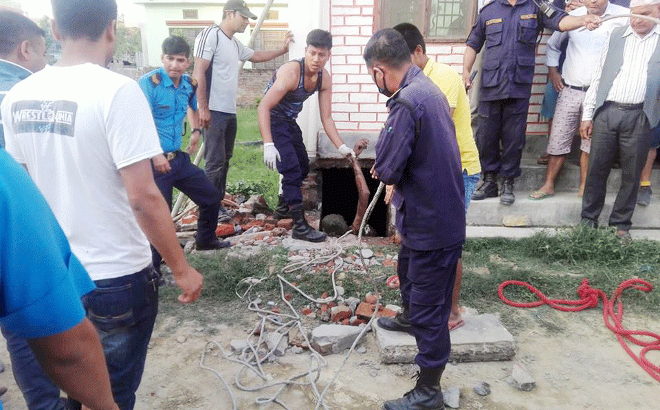 सेफ्टी ट्याङकीमा खसेर दुुुई जनाको मृत्यु