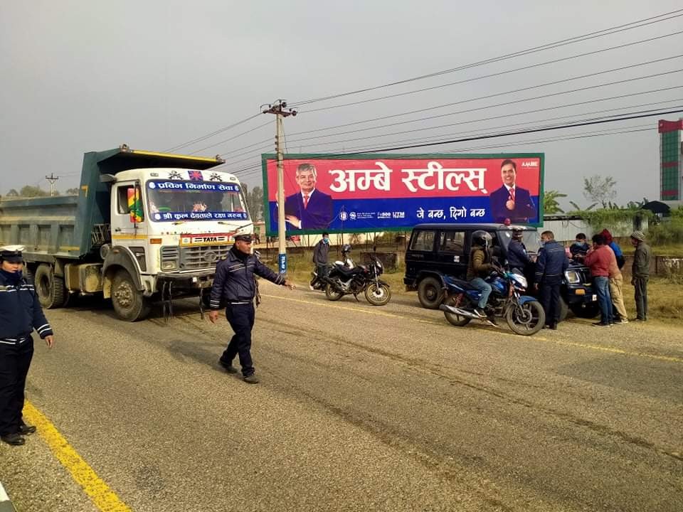 बाँके ट्राफिकले दुई घण्टेे चेकजाँचमा उठायो ३३ हजार राजश्व