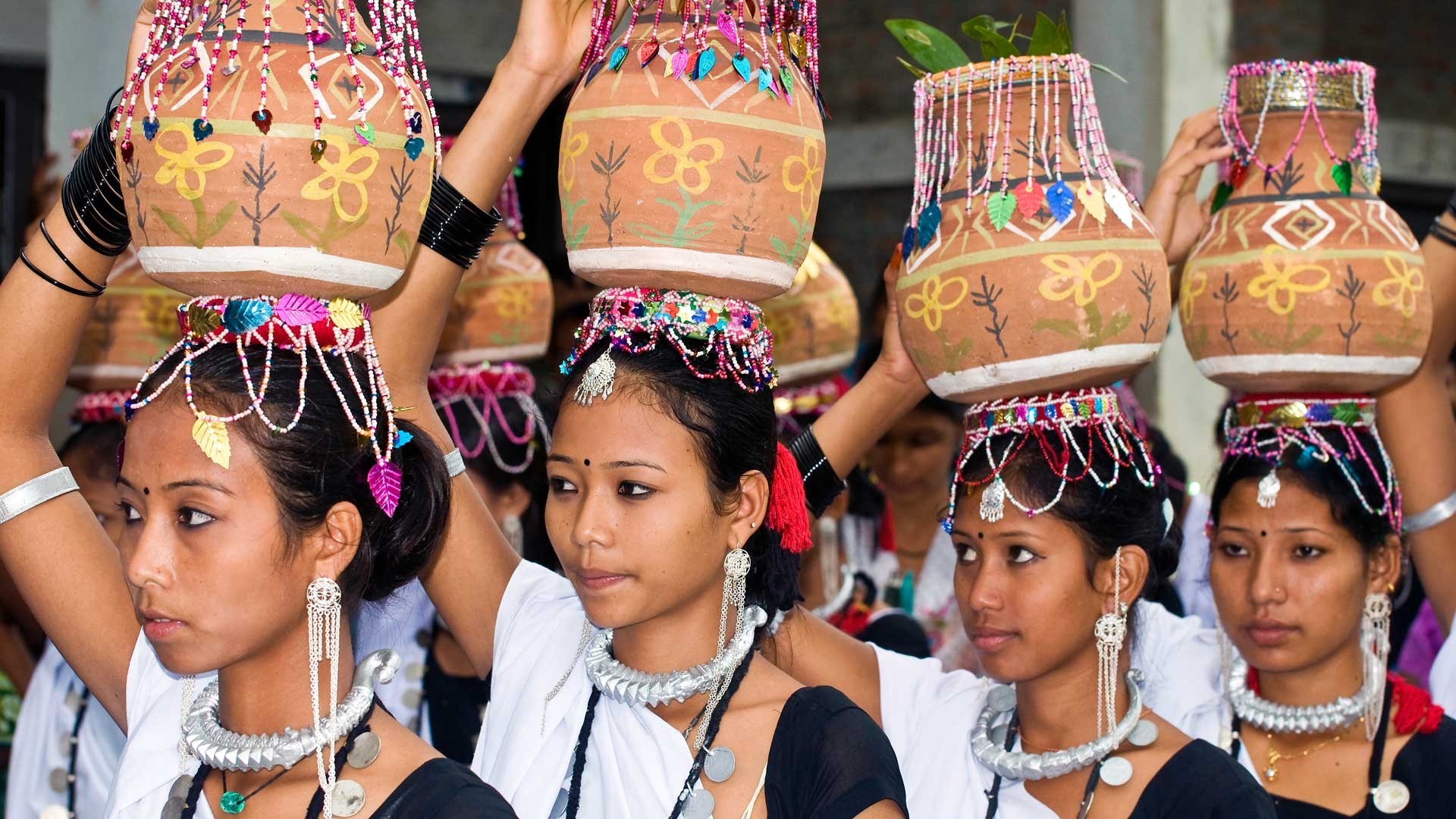 थारुहरुले माघी मनाउँदै, थारु बस्तीमा रौनक