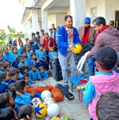 पत्रकार महासंघ बाँकेका अध्यक्ष भण्डारीद्वारा बिद्यालयलाई खेलकुद सामग्री प्रदान