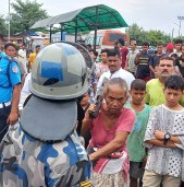 कोहलपुरमा अतिक्रमित संरचना हटाउँदा अवरोध, डोजरमाथि ढुंगा प्रहार