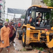 डुबानको अवस्था बुझ्न मेयर विष्ट जेसिबीसहित फिल्डमा