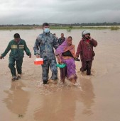 राप्ती नदीको बाढीमा फसेका ४ जनाको सशस्त्र प्रहरीद्वारा उद्दार