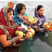 अस्ताउँदो सूर्यलाई अर्घ्य दिएर आज छठ मनाइँदै