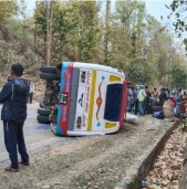 राप्तीसोनारीको अगैया नजिक बस दुर्घटना,१३ जना घाइते