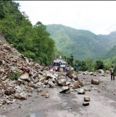 अविरल वर्षाले पूर्व पश्चिम राजमार्ग र बुटवल-पाल्पा सडक अवरुद्ध