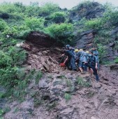 डोटीमा पहिरो खस्दा ओढारमा च्यापिएर दुई बालबालिकाको मृत्यु