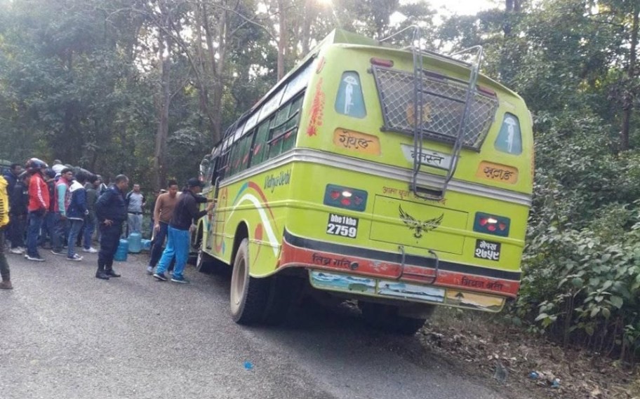 बसको ठक्करले जीप चालकको मृत्यु