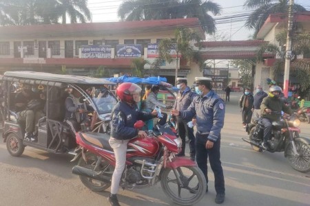 बाँके ट्राफिकद्वारा सवारी चालकहरुलाई मास्क वितरण