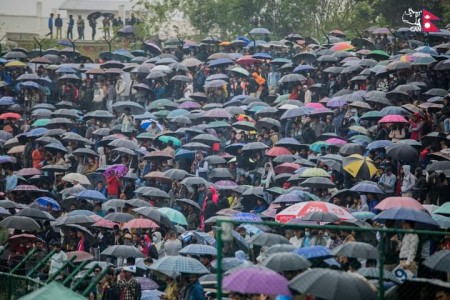 पानीको झरीलाई वेवास्ता गर्दै हजारौं दर्शकहरु कीर्तिपुर मैदानमा (फोटो फिचरसहित)