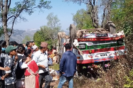 प्युठानबाट दाङ आउँदै गरेको बस दुर्घटना, एक जनाको मृत्यु, २० जना गम्भीर घाइते