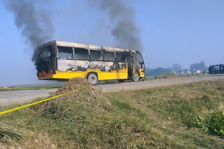 स्कुल बसको ठक्करबाट दुई जनाको मृत्यु, स्थानीयले गरे बसमा आगजनी