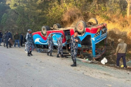 बर्दियाबाट पिकनिक जाँदै गरेको बस दाङको तुलसीपुर लेकमा दुर्घटना, २५ बढी घाइते