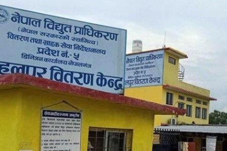 बिद्युत प्राधिकरण कोहलपुर बितरण केन्द्रका कर्मचारीमाथि आक्रमण