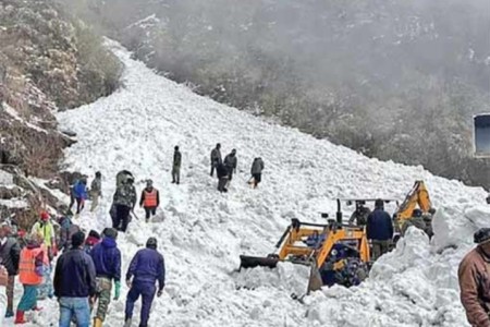 हिम पहिरोमा ३ नेपालीसहित ७ पर्यटकको मृत्यु