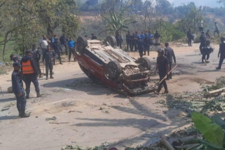 गल्छीको होटलमा एक युवकको चक्कु प्रहारबाट मृत्यु, स्थानीयहरुले गाडी जलाए