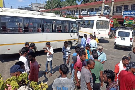 नेपालगञ्जमा सडकमै गाडी तेस्र्याएर हड्ताल !