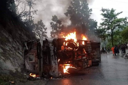 दाउन्नेमा बस ठोक्किएर आगलागी हुँदा ३१ जना घाइते, ६ जनाको अवस्था गम्भीर