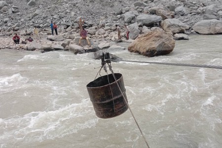 महाकाली नदीको तुइनबाट खसेर एक जना बेपत्ता