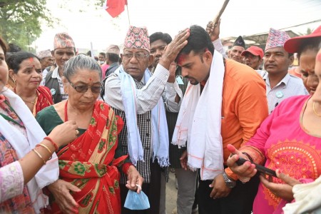 शहिद परिवारबाट आर्शिवाद लिँदै कोहलपुरमा काँग्रेसको घरदैलो सुरु