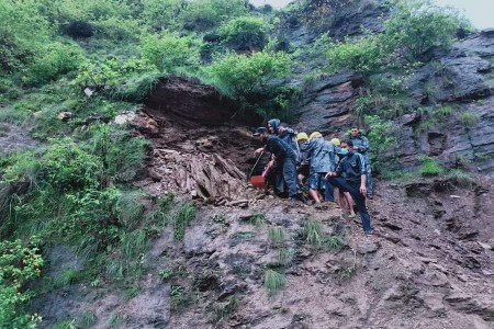 डोटीमा पहिरो खस्दा ओढारमा च्यापिएर दुई बालबालिकाको मृत्यु