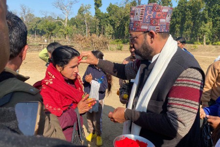 बाँकेको सन्तानेश्वर महादेव जाने पर्यटकलाई नरैनापुरका अध्यक्ष शाहले गरे भव्य स्वागत