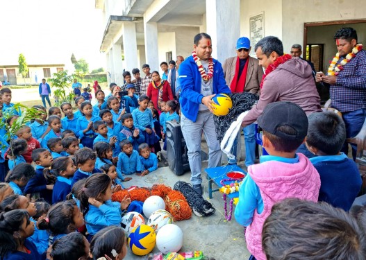 पत्रकार महासंघ बाँकेका अध्यक्ष भण्डारीद्वारा बिद्यालयलाई खेलकुद सामग्री प्रदान