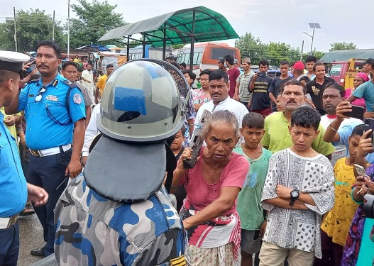 कोहलपुरमा अतिक्रमित संरचना हटाउँदा अवरोध, डोजरमाथि ढुंगा प्रहार