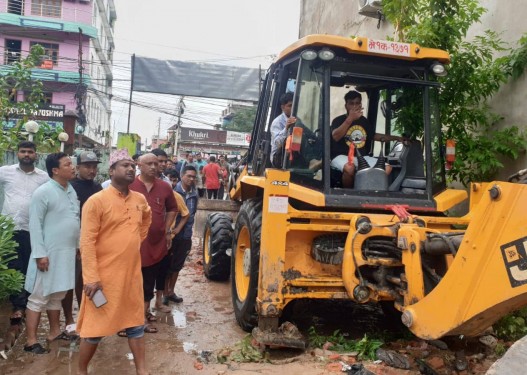 डुबानको अवस्था बुझ्न मेयर विष्ट जेसिबीसहित फिल्डमा