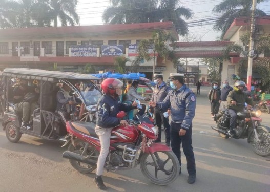 बाँके ट्राफिकद्वारा सवारी चालकहरुलाई मास्क वितरण