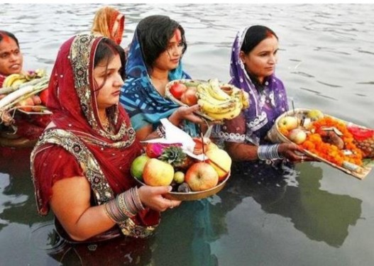 अस्ताउँदो सूर्यलाई अर्घ्य दिएर आज छठ मनाइँदै