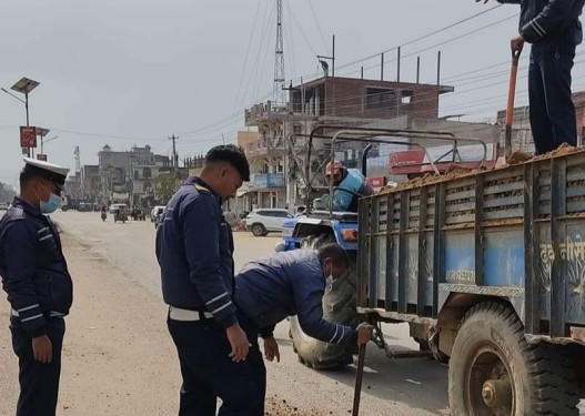 नेपालगन्जका सडकमा रहेका खाडल पुर्दै बाँके ट्राफिक