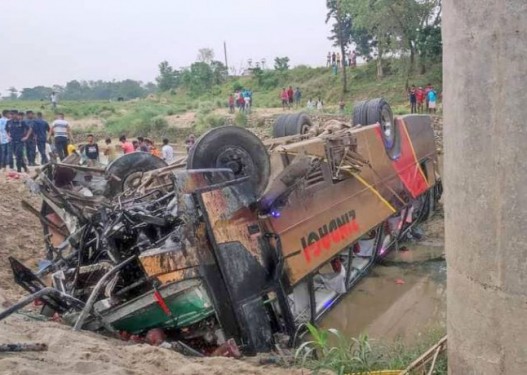 रोहिणी खोला पुलबाट बस खस्यो, ९ जनाको मृत्यु